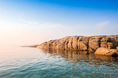 Tayland 'ın Rayong bölgesindeki Lan Hin Khao Sahili' nde güzel bir deniz manzarası.