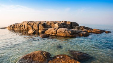 Tayland 'ın Rayong bölgesindeki Lan Hin Khao Sahili' nde güzel bir deniz manzarası.