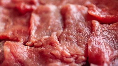 Aşçı yamağı için seçici odaklı taze kırmızı dilimlenmiş biftek.