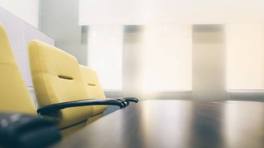 Seçici odaklanma, iş gücü takım çalışması konseptinde pencerenin sabah ışığıyla modern iç toplantı odası