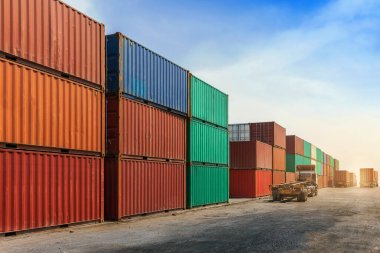 Nakliye limanında çalışan bir kargo kamyonu dolusu konteynır. Lojistik İhracat İş Konsepti.