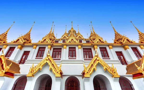 Wat Ratchanatdaram Loha Prasat Golden Metal Castle Hermoso Monumento Del —  Fotos de Stock