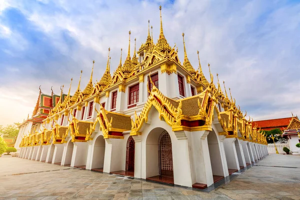 Wat Ratchanatdaram Loha Prasat Золотой Металлический Замок Является Красивой Достопримечательностью — стоковое фото
