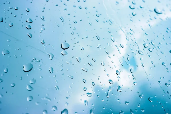 雨は雨の日に窓ガラスに降り注ぎ 選択的な焦点 雨季の天気 — ストック写真
