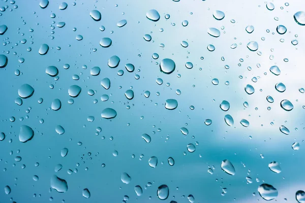 Yağmurlu Bir Günde Pencere Camlarına Yağmur Damlaları Düşer Seçici Odaklanma — Stok fotoğraf