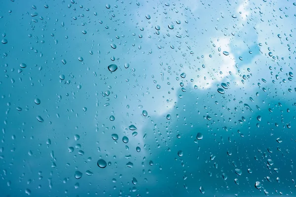 雨は雨の日に窓ガラスに降り注ぎ 選択的な焦点 雨季の天気 — ストック写真