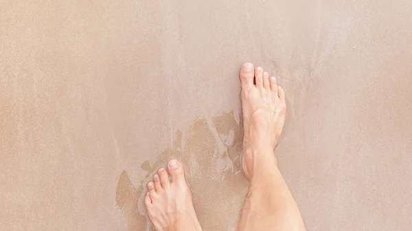 Pieds Tient Sur Plage Sable Vacances Concept Détente Voyage — Photo