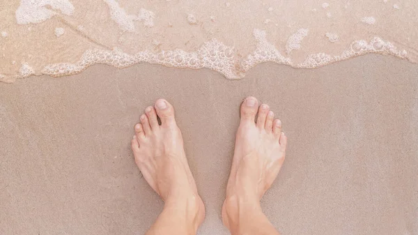 Pies Encuentra Arena Playa Con Una Pequeña Ola Mar Tiempo —  Fotos de Stock