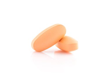 Turuncu renkli sağlık için C vitamini tableti kırpma yolu ile beyaz zemin üzerinde izole