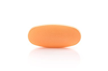 Turuncu renkli sağlık için C vitamini tableti kırpma yolu ile beyaz zemin üzerinde izole