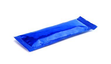 Boş ambalaj mavi alüminyum folyo kesesi hazır kahve ürünü tasarımı için beyaz arkaplanda izole edilmiş maket.