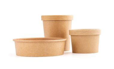 Ekoloji ürün tasarımı için boş ambalaj kağıt bardak kırpma yolu ile beyaz arkaplanda izole edilmiş maket