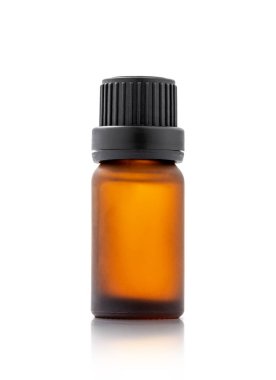 Boş ambalaj kahverengi kozmetik serumu şişesi beyaz arka planda kırpma yolu ile izole