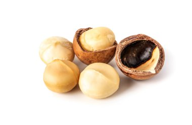 Macadamia fındığı beyaz arka planda izole edilmiş sağlıklı beslenme gıdası