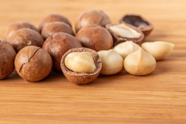 Macadamia fındığı ahşap masada sağlıklı beslenme yiyeceği.