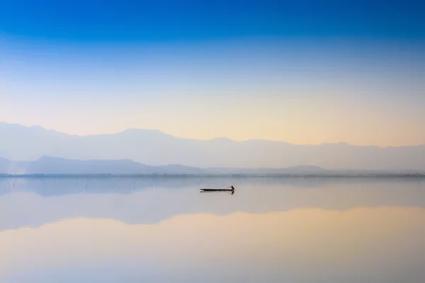 Günbatımı gölde sakinlik/durgunluk — Stok fotoğraf