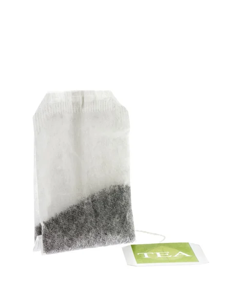 Bolsa de té con etiqueta verde aislada sobre fondo blanco —  Fotos de Stock