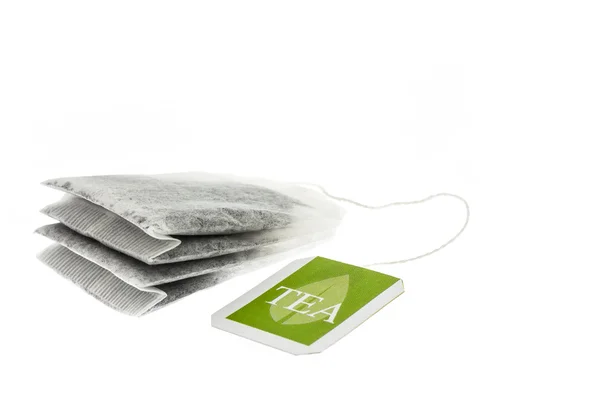 茶叶袋与孤立的白色背景上的绿色标签 — 图库照片