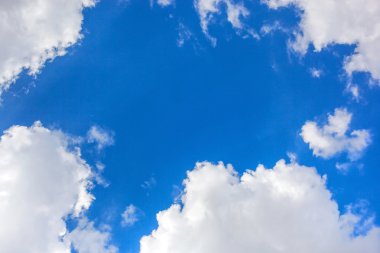 Bulutlu mavi gökyüzü