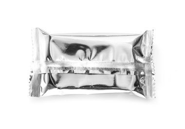 Boş yiyecek folyo paketi beyaz arkaplanda izole edildi