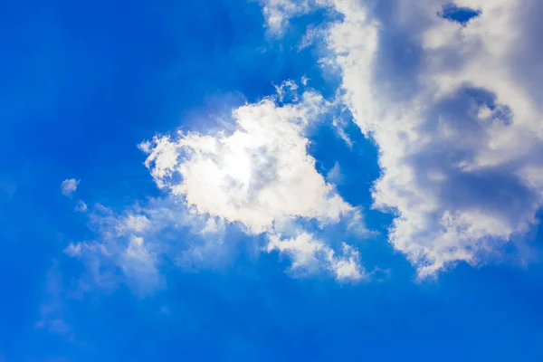 Heldere blauwe lucht met wolken — Stockfoto