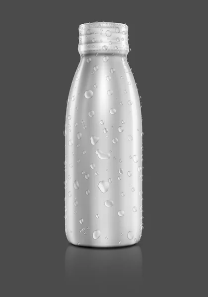 水と空の包装飲料ボトルに孤立した灰色の背景が値下がりしました — ストック写真