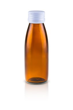 Beyaz kapaklı beyaz arka plan üzerinde izole kahverengi boş şişe