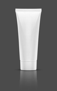 Boş ambalaj beyaz kozmetik tüp üzerinde gri arka plan izole