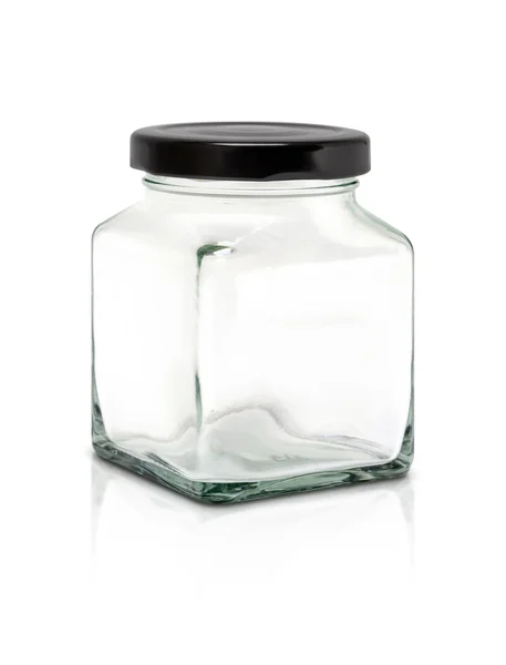Jasné kubické skleněná láhev s černým hliníkovým víčkem izolovaných na bílém pozadí — Stock fotografie
