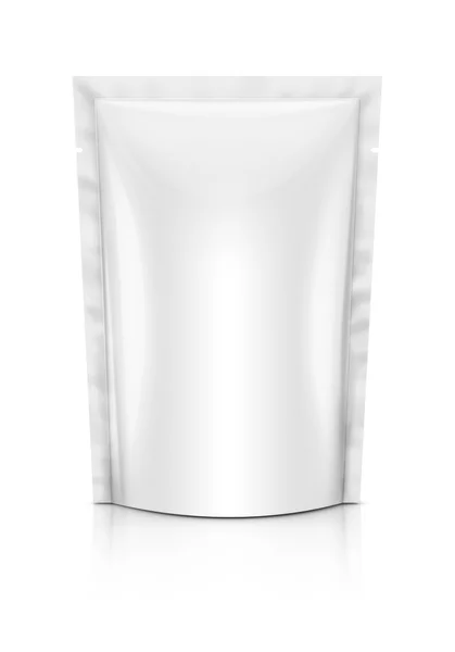 Bolsa de embalaje de lámina en blanco aislada sobre fondo blanco — Foto de Stock