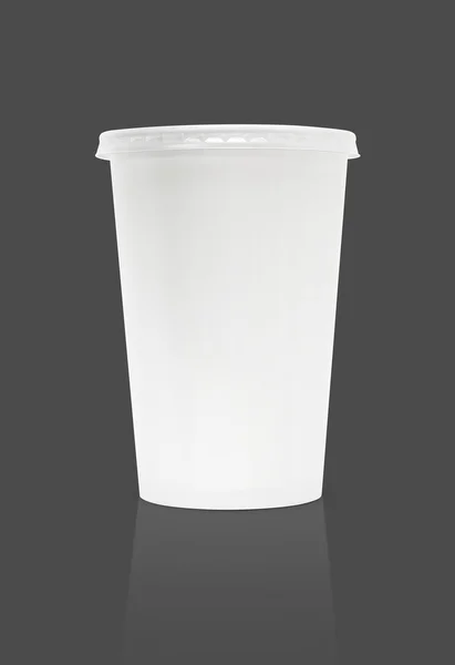 Papierowe opakowania szklane napoje na białym tle na szarym tle — Zdjęcie stockowe