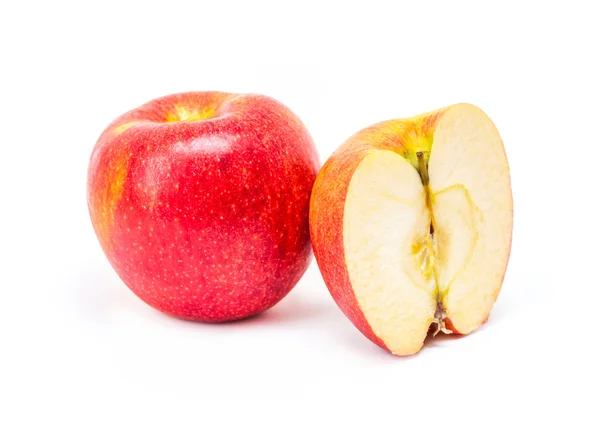 Яблоко красное одиночное и полуизолированное на белом фоне — стоковое фото