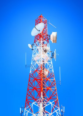 Kule iletişim parlak mavi gökyüzü ile