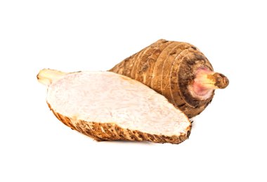 Taro kökü beyaz arkaplanda izole edildi