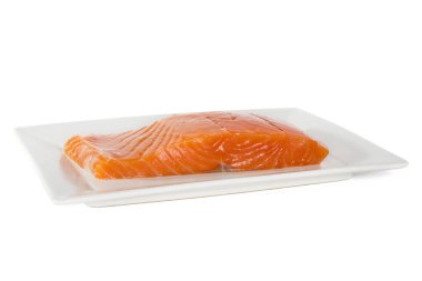 Somon Balık eti beyaz arka planda izole çanak üzerinde