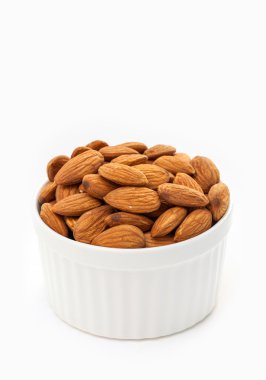 Beyaz arka plan üzerinde beyaz fincan badem tohumu