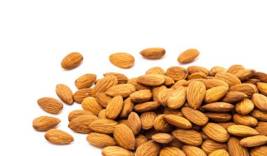 beyaz zemin üzerine badem tohumu