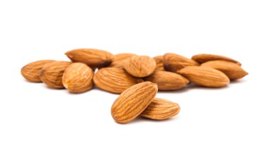 beyaz zemin üzerine badem tohumu