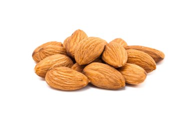 beyaz zemin üzerine badem tohumu