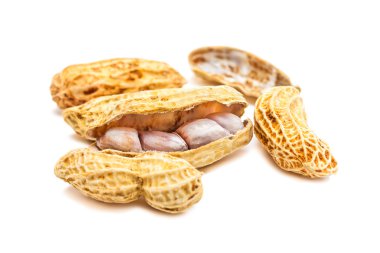 beyaz arkaplanda izole edilmiş yerfıstıkları