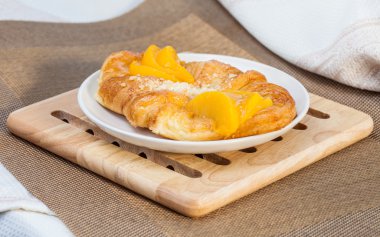 Danimarka şeftali pasta çanak üzerinde