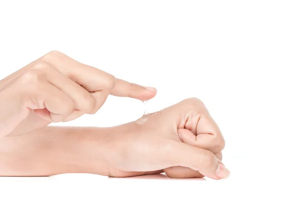 Mão na ação aplicam a nata à pele — Fotografia de Stock