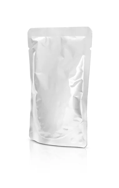 白い背景に分離された空白包装箔袋 — ストック写真