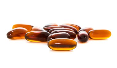 Beyaz arka plan üzerinde izole lesitin ek ürün kapsül