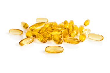 Beyaz arkaplanda balık yağı kapsülleri izole