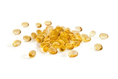 Beyaz arkaplanda balık yağı kapsülleri izole