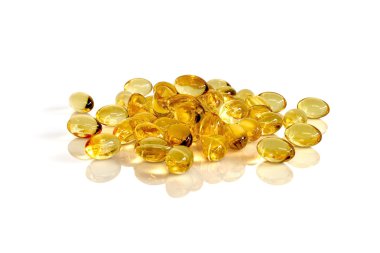 Beyaz arkaplanda balık yağı kapsülleri izole