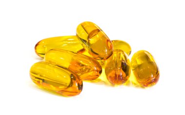 Beyaz arkaplanda balık yağı kapsülleri izole
