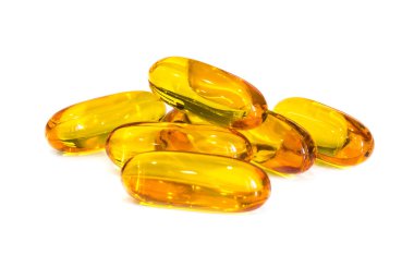 Beyaz arkaplanda balık yağı kapsülleri izole