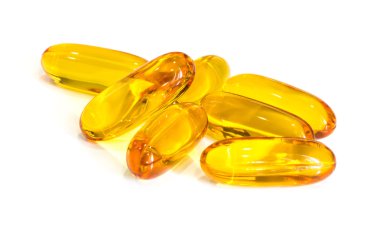 Beyaz arkaplanda balık yağı kapsülleri izole